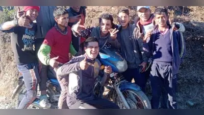 Uttarakhand: बाइक कंधे पर उठाया और पांच किमी की खड़ी चढ़ाई पार कर गांव पहुंचे छह युवक, जानें क्यों