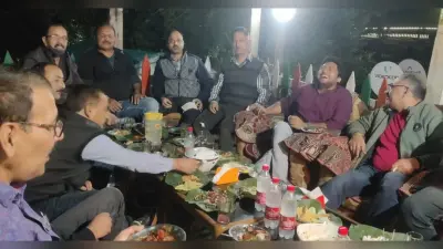 Uttarakhand: जमीन पर बैठकर मालू के पत्तल पर पहाड़ी भोजन का लुत्फ, नये साल को बनाएं यादगार