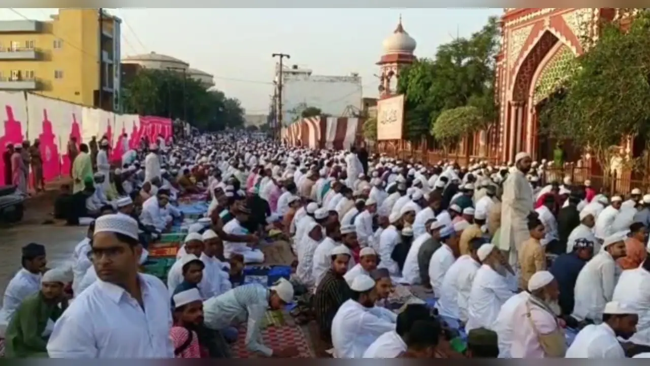 Eid-ul-Fitr 2023: अलीगढ़ में धूमधाम से मनाई जा रही ईद, नमाजियों ने की शाहजमाल ईदगाह पर नमाज अदा