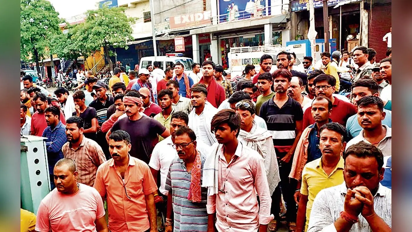 झारखंड : बोकारो के फुसरो में कोयला व्यवसायी के अपहरण का आरोप लगाते हुए परिजनों का हंगामा, घंटों सड़क जाम