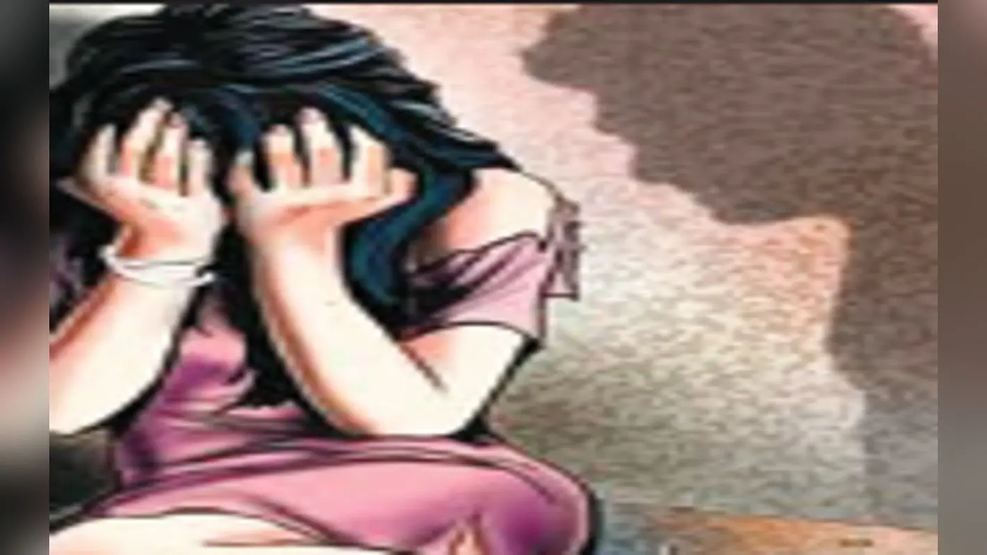 अलीगढ़ बाजार में लड़की का हाथ पकड़कर खींचने की कोशिश, विरोध करने पर तेजाब डालने की दी धमकी