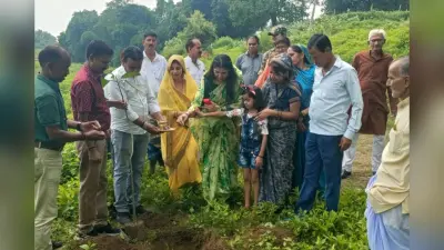झारखंड:बालेश्वर सिंह की स्मृति में पौधरोपण, मेदिनीनगर की निवर्तमान मेयर अरुणा शंकर बोलीं,शहीदों का करें सम्मान