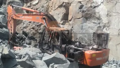 लोहरदगा में एक बार फिर उग्रवादियों का तांडव, सोते हुए मजदूरों को उठाया, दी धमकी और मशीनों को लगा दी आग