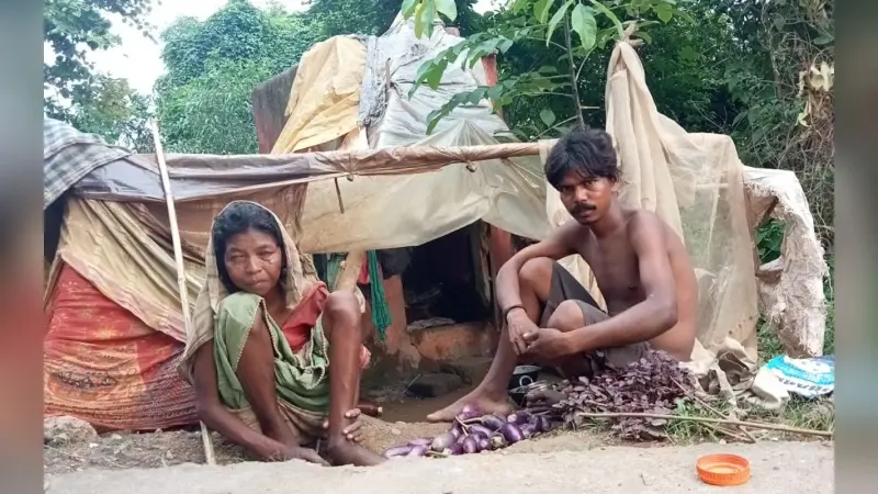 EXCLUSIVE: झारखंड में आदिम जनजाति की दुर्दशा: बेटे-बहू के साथ शौचालय में रहने को मजबूर गुरुवारी सबर