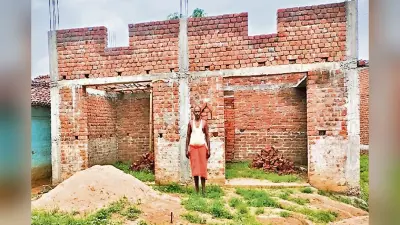 गढ़वा में प्रधानमंत्री आवास के मनरेगा मजदूरों को नहीं मिलती मजदूरी, अधूरे पड़े हैं आवास