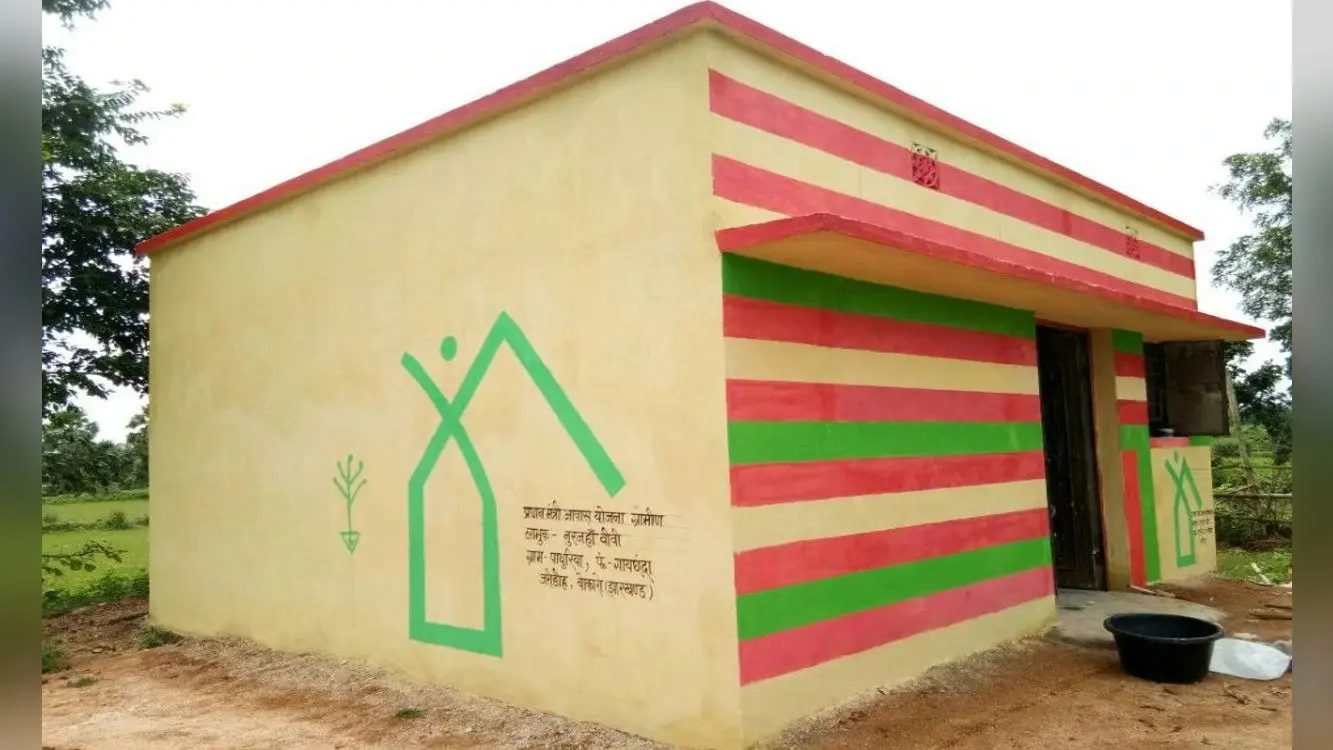 लोहरदगा में प्रधानमंत्री आवास योजना का गृह प्रवेश कराया गया, लाभुकों में दिखी खुशी