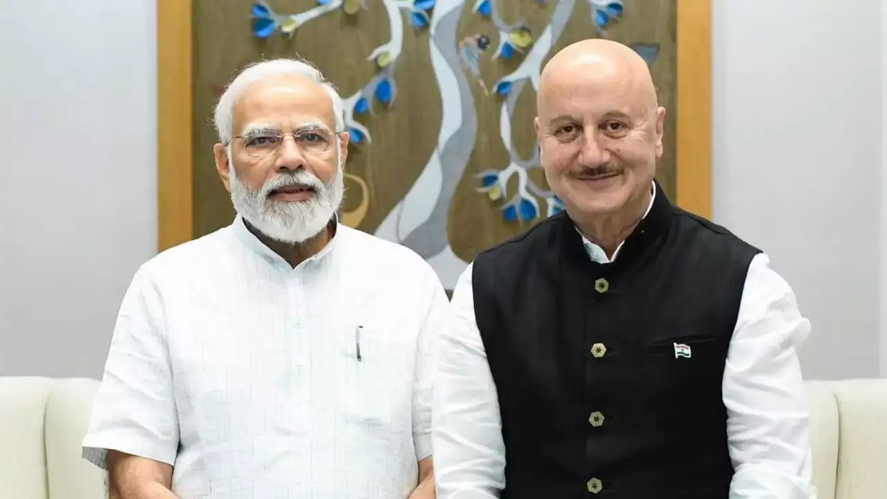 PM नरेंद्र मोदी से मिले अनुपम खेर, एक्टर ने प्रधानमंत्री को दिया ये खास तोहफा, पीएम ने जताया आभार