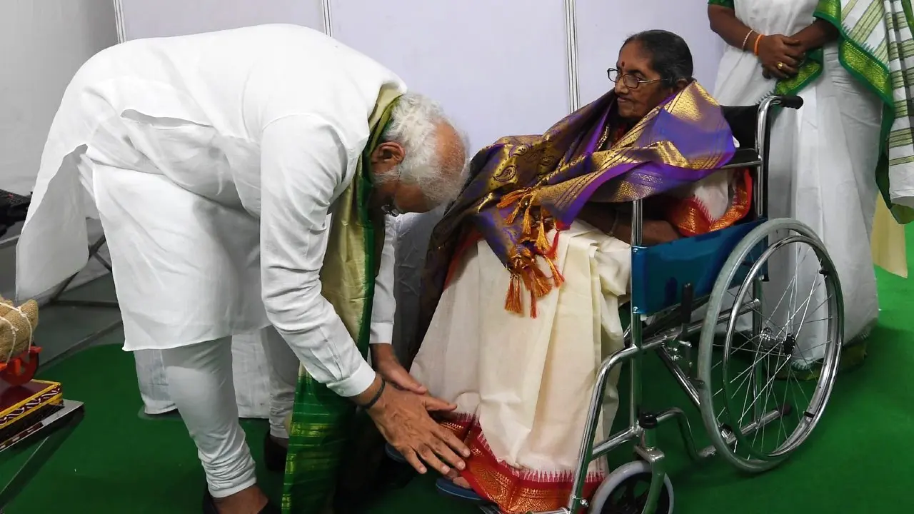 PM Modi In Andhra Pradesh: व्हील चेयर पर बैठीं किस महिला के चरणों में नत मस्तक हुए प्रधानमंत्री मोदी