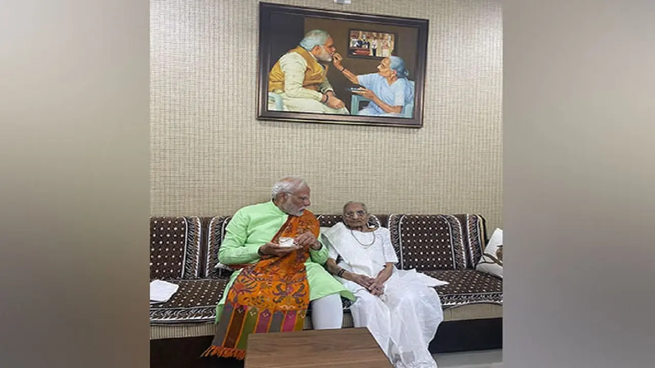 गुजरात चुनाव 2022: मां हीराबेन से गांधीनगर में मिले पीएम मोदी, कल अहमदाबाद में डालेंगे वोट
