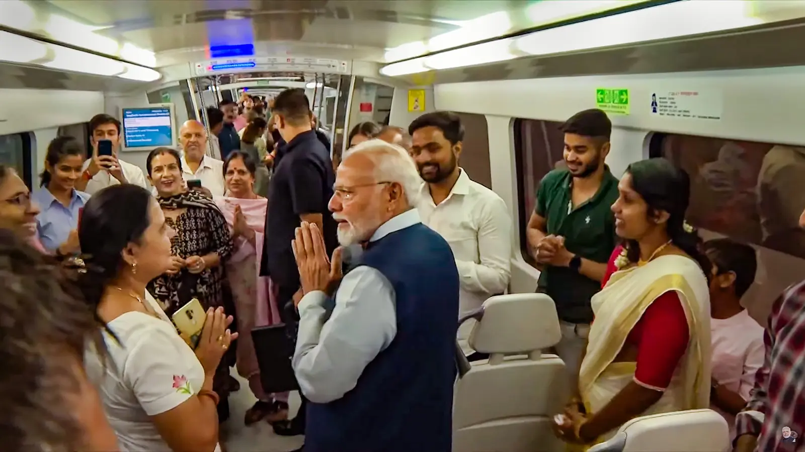 पहले मेट्रो की सवारी, श्रमिकों से बात, फिर यशोभूमि की सौगात, देखें PM Modi की तस्वीरें