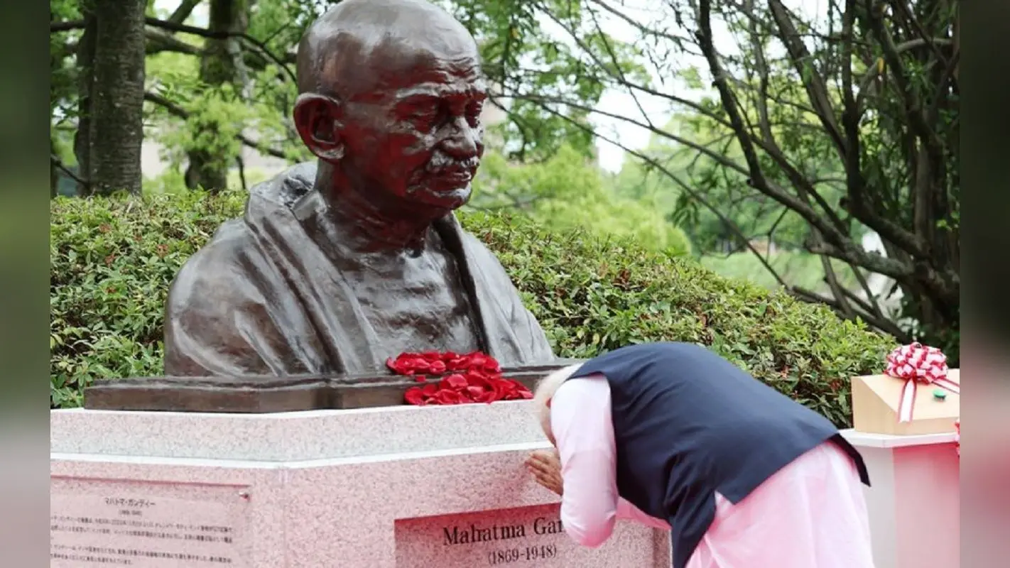 जी7, क्वाड शिखर सम्मेलन में हिस्सा लेने हिरोशिमा पहुंचे पीएम मोदी, महात्मा गांधी की प्रतिमा का अनावरण किया