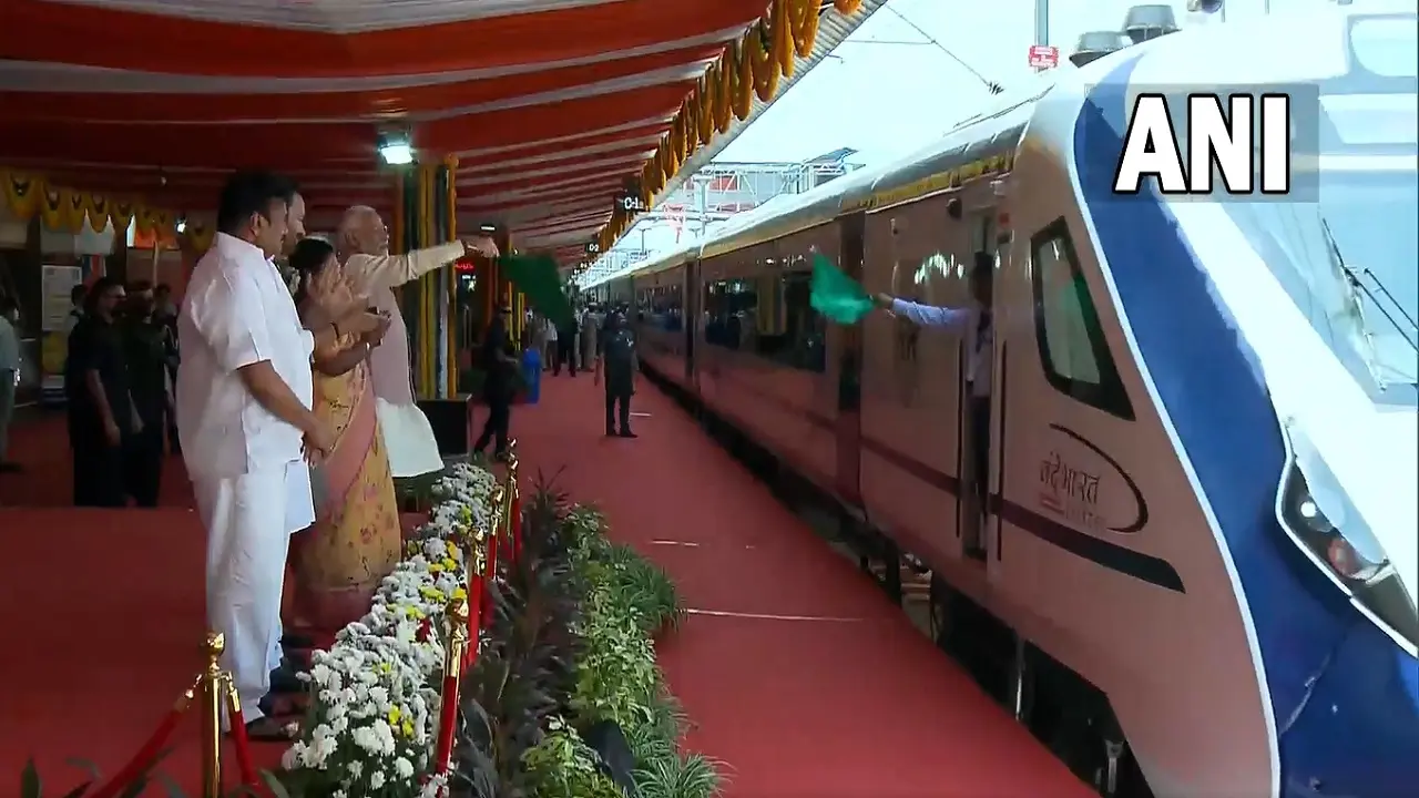 वंदे भारत एक्सप्रेस को PM मोदी ने दिखाई हरी झंडी, बोले- आम लोगों के सपनों को साकार करना NDA का कर्तव्य