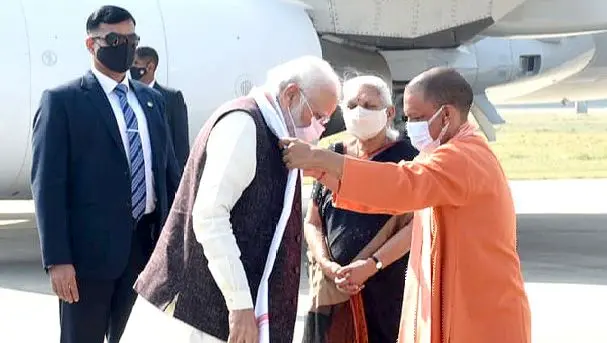 PM नरेंद्र मोदी ने गोरखपुर को दिया रोजगार और सेहत का तोहफा, बोले-माफिया जेल में हैं निवेशक UP में निवेश कर रहे