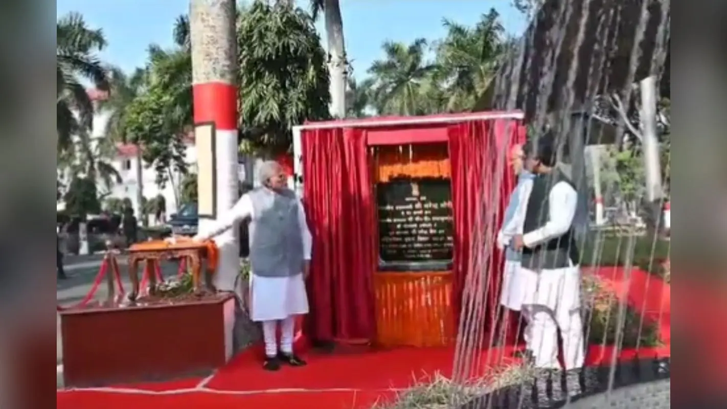 झारखंड: पीएम नरेंद्र मोदी ने राजभवन में 1971 के युद्ध में इस्तेमाल मिग-21 लड़ाकू विमान का किया अनावरण