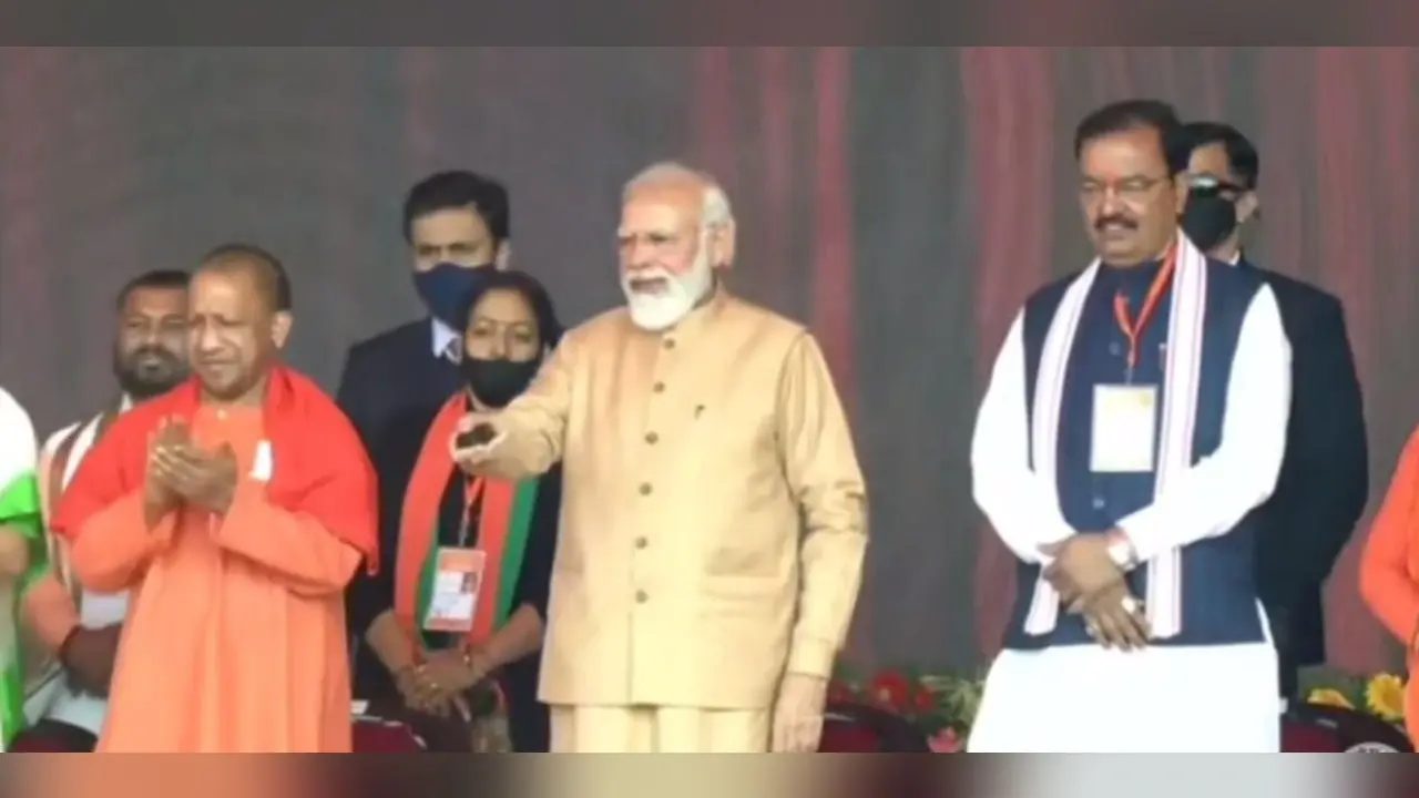 PM Modi Visit Prayagraj LIVE: PM मोदी ने महिला सशक्तिकरण को किया नमन, बोले- आज UP में सुरक्षा भी है, अधिकार भी