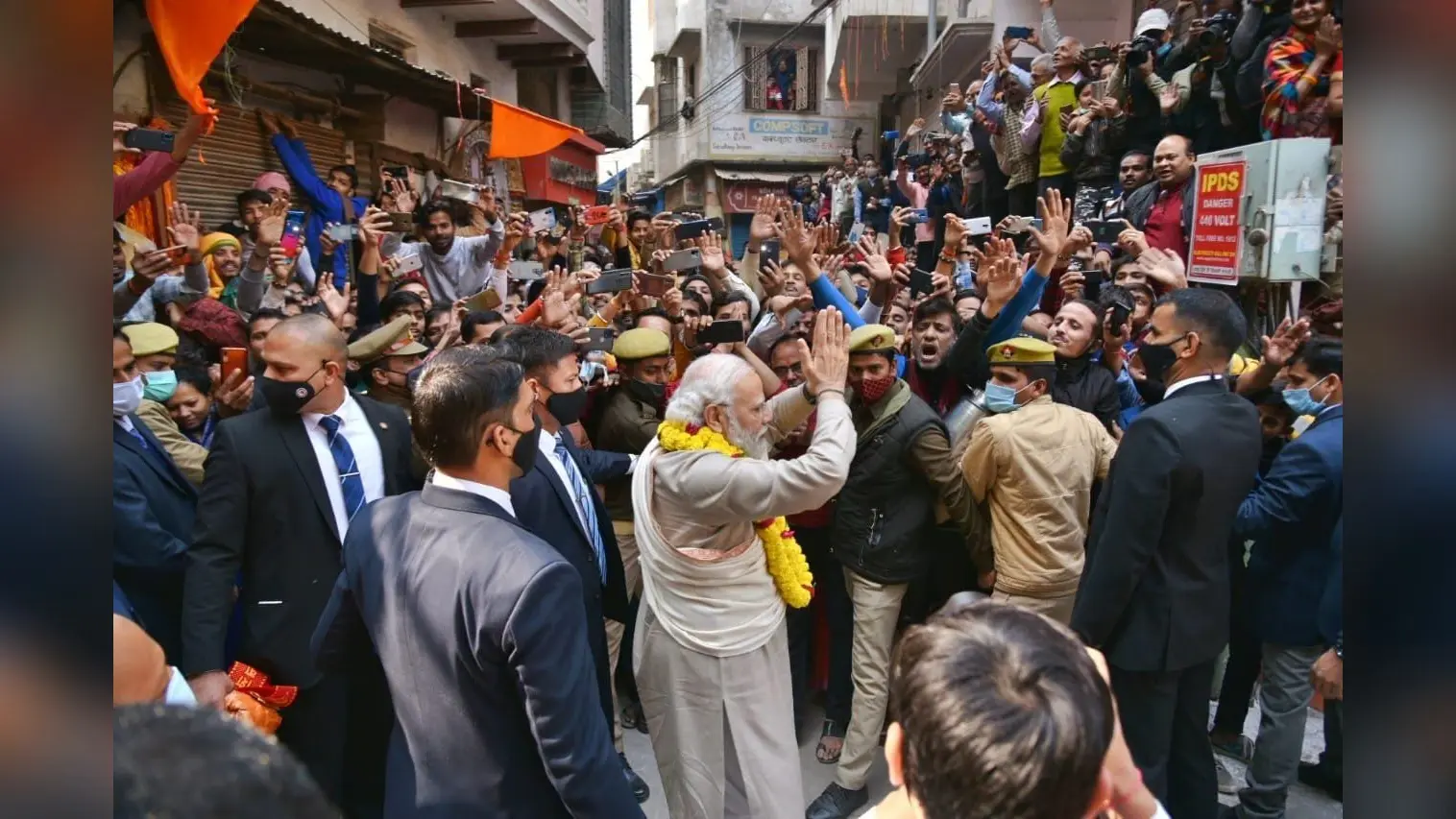 UP Election 2022: पहले मजदूरों पर बरसाये फूल फिर साधुओं संग जा बैठे PM मोदी, राजनीतिक पंडित बोले- चुनावी संदेश