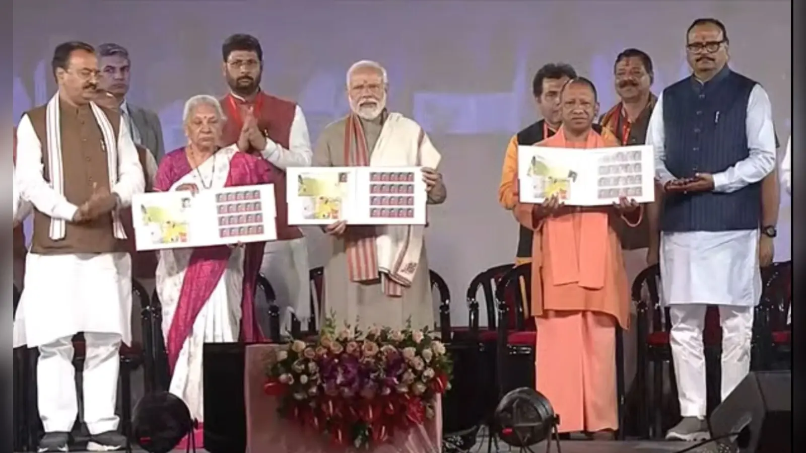 PM Modi Mathura Visit: पीएम नरेंद्र मोदी पहुंचे मथुरा, संत मीराबाई पर डाक टिकट और सिक्का जारी किया