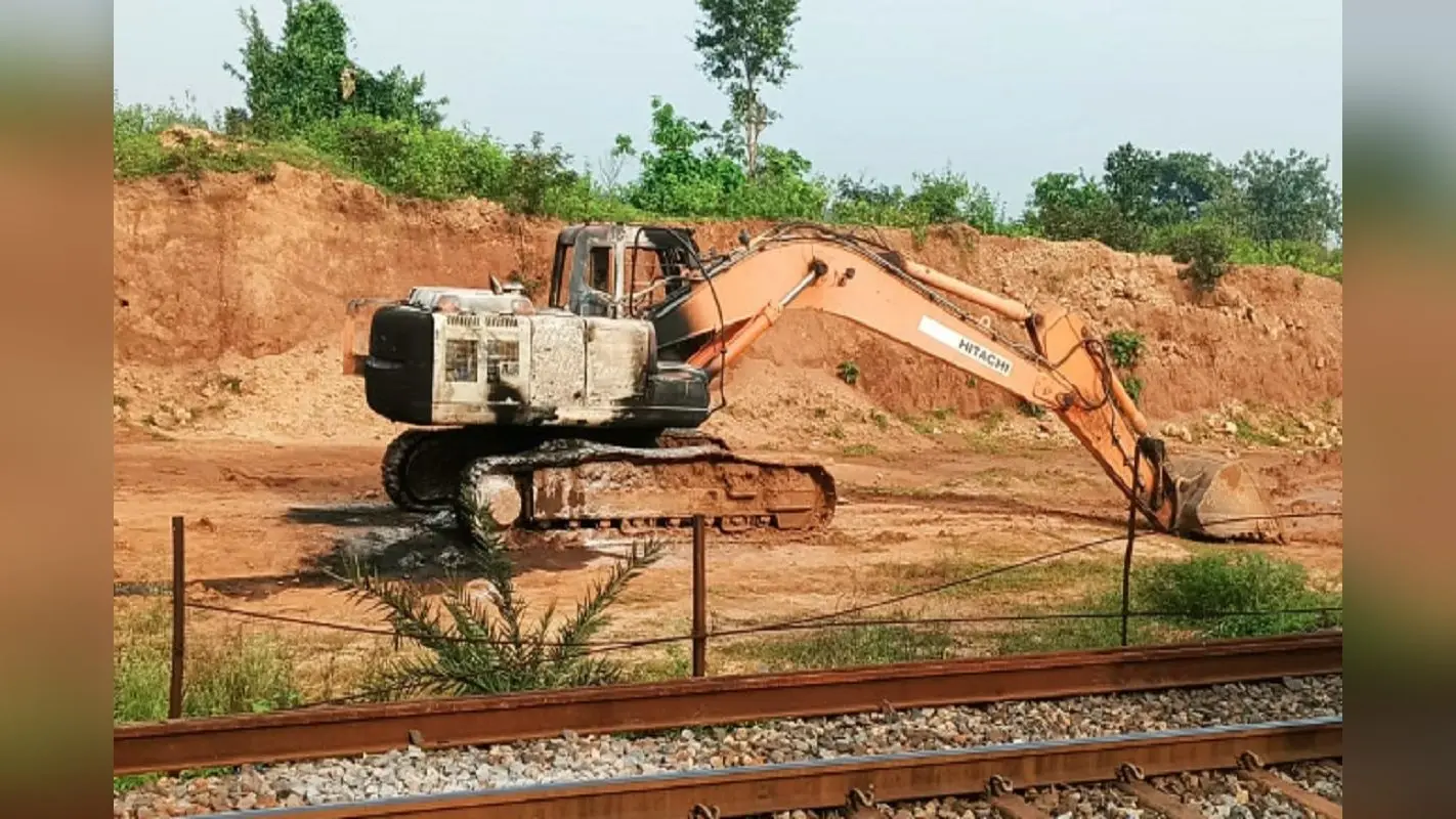 चतरा में टीएसपीसी उग्रवादियों का तांडव, पोकलेन मशीन को किया आग के हवाले