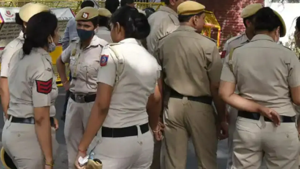 मुजफ्फरपुर में अपराधियों का दुस्साहस, पुलिस पर पहले की रोड़ेबाजी, फिर ताबड़तोड़ फायरिंग कर पोखर में कूदे