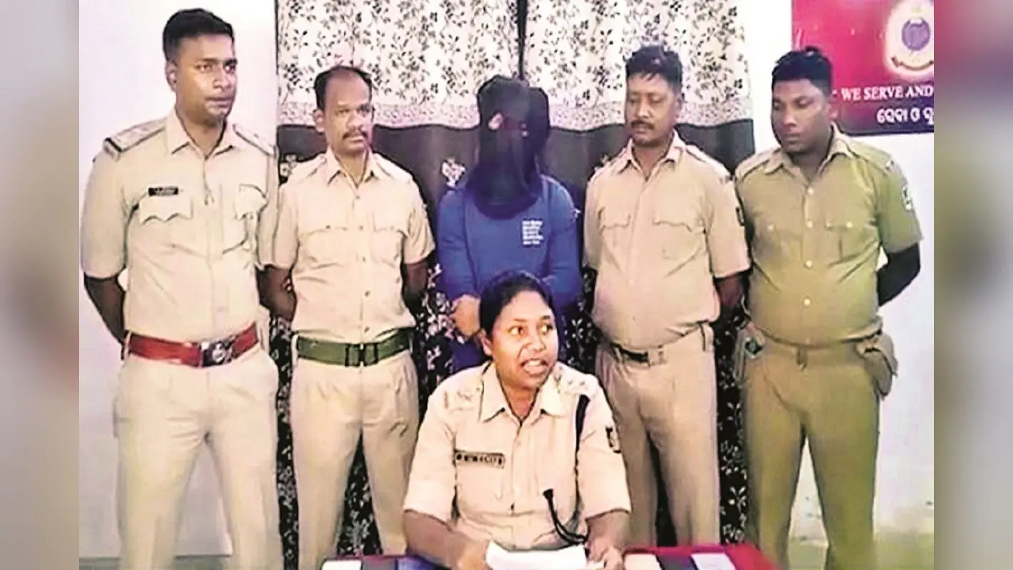 Odisha: पुलिस अधिकारी बन लोगों से करता था लूटपाट, गिरफ्तार