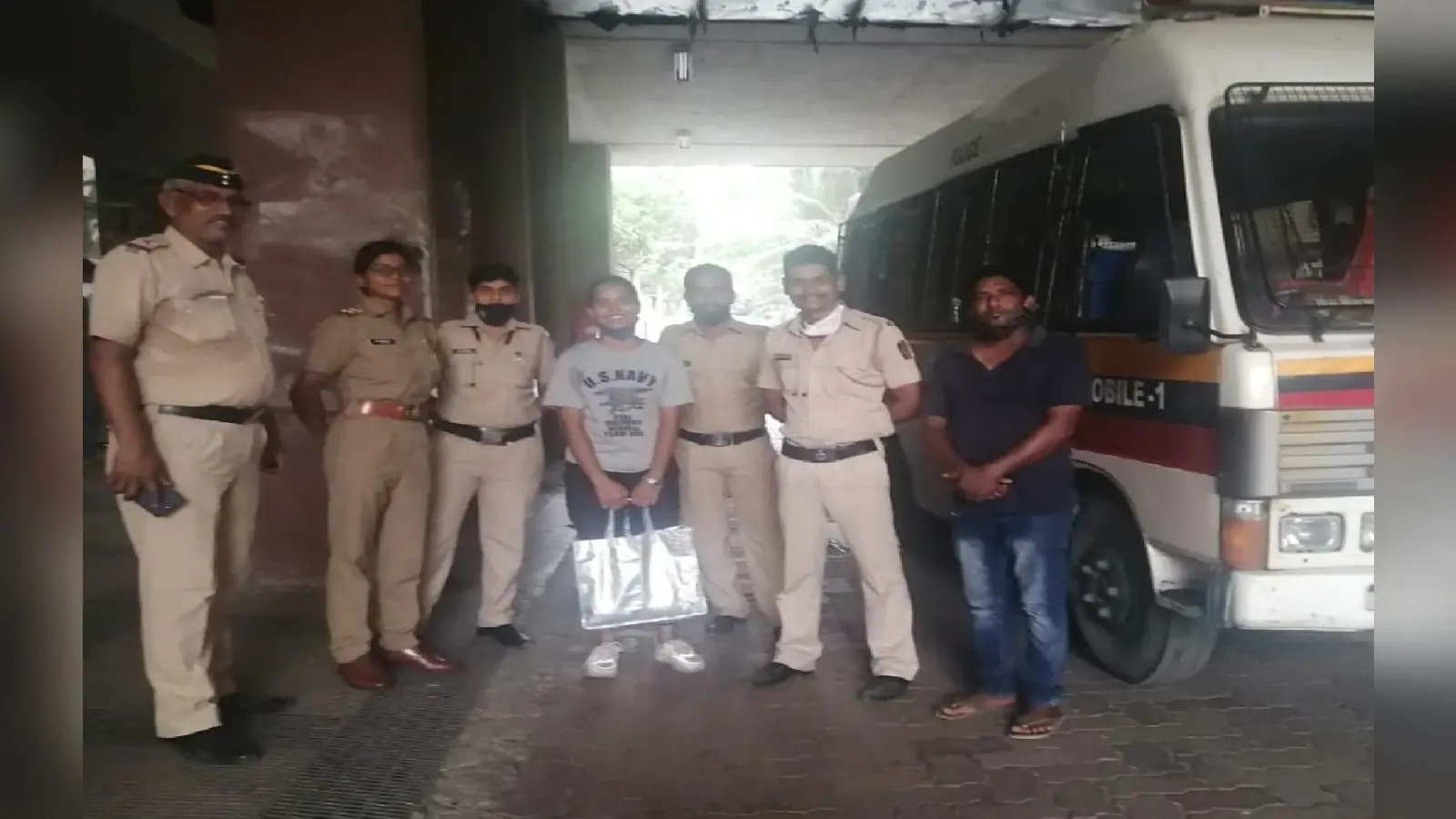 पुलिस वैन में महिला ने दिया बच्चे को जन्म, प्रसव पीड़ा की वजह से रास्ते में हो गयी थी बेहोश