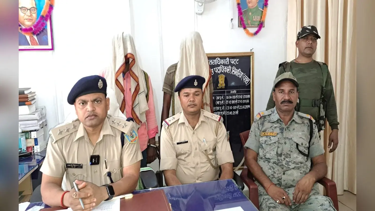 चतरा में 85 किलो 700 ग्राम डोडा के साथ दो तस्कर गिरफ्तार, तीन बाइक जब्त