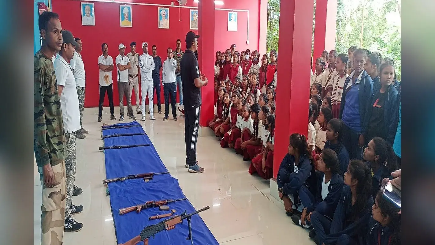 Jharkhand News : झारखंड में गुमला पुलिस ने लगायी हथियार प्रदर्शनी, बच्चों ने लिया सेना में जाने का संकल्प