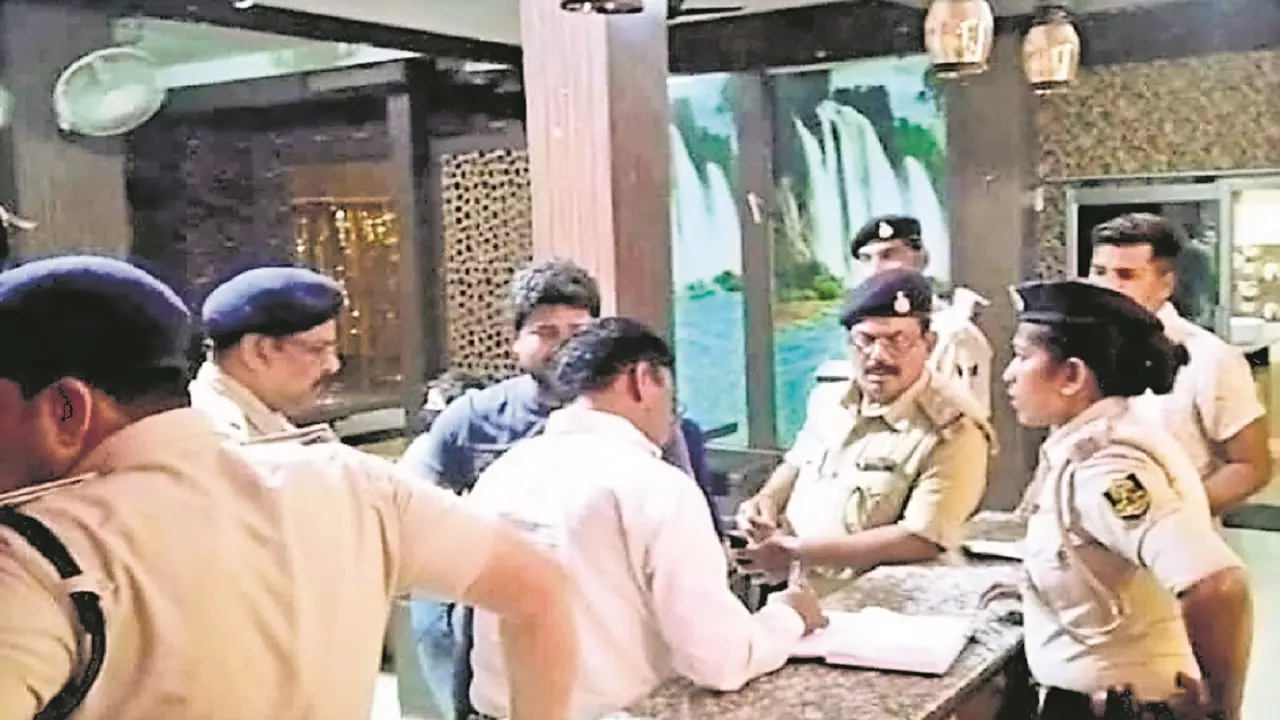 Bihar News: बेतिया के होटल में लाचार लड़कियों से कराया जाता था जिस्मफरोशी का धंधा, युवती समेत 4 गिरफ्तार