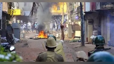 पथराव व बाइक जलाने के बाद पुलिस फायरिंग