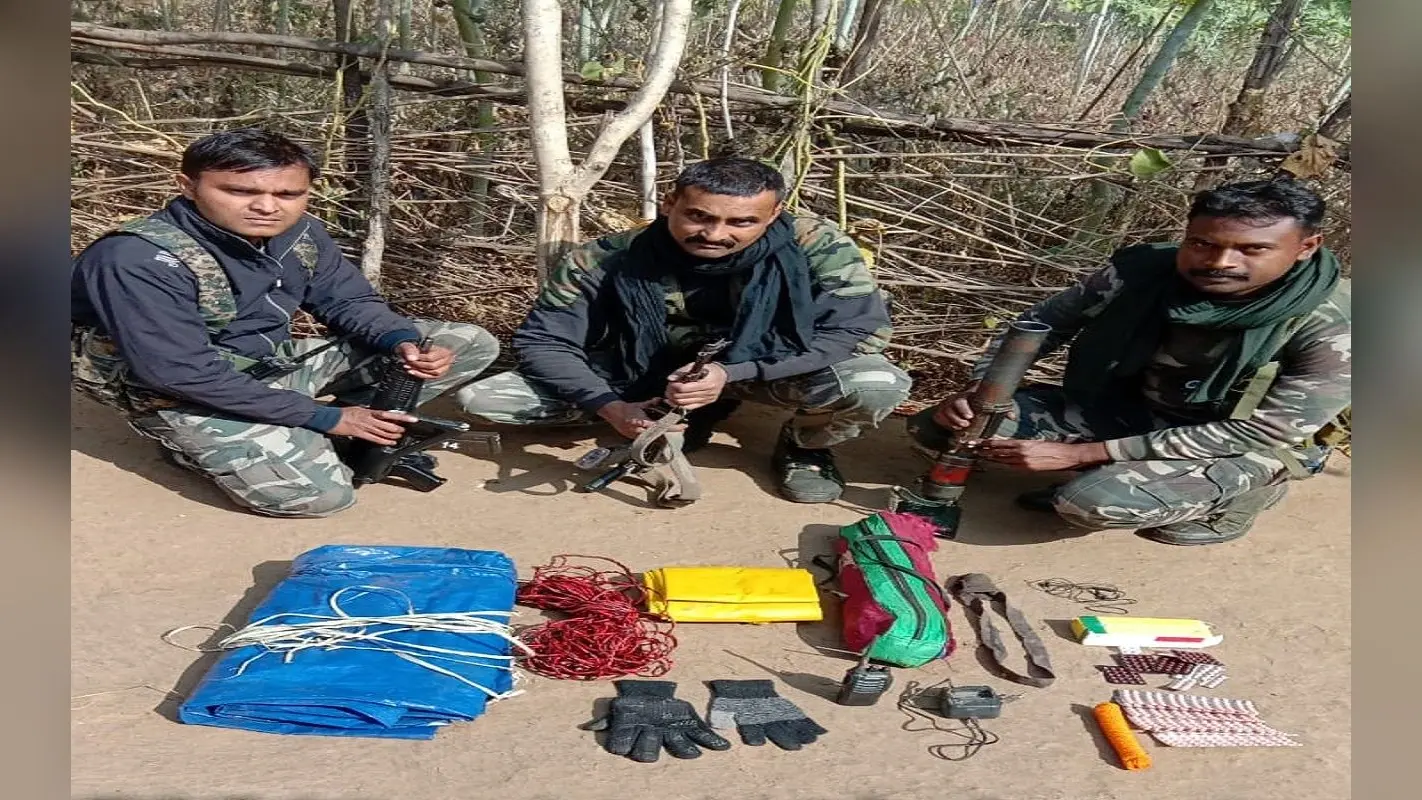 Police Naxal Encounter: झारखंड के चतरा में पुलिस व टीएसपीसी उग्रवादियों के बीच मुठभेड़, कई सामान बरामद