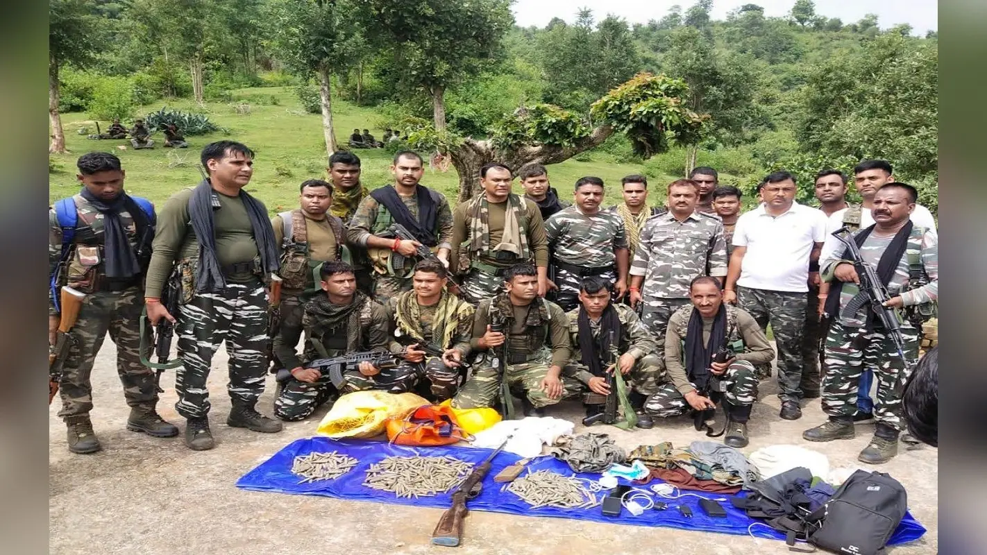Jharkhand : झारखंड में पुलिस-नक्सली मुठभेड़, गोलियों की तड़तड़ाहट से गूंजा जंगल, राइफल समेत कई सामान जब्त