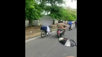 लॉकडाउन में निकल रहे थे बाहर, फिर पुलिस ने किया कुछ ऐसा, तो हाथ जोड़ते दिखे