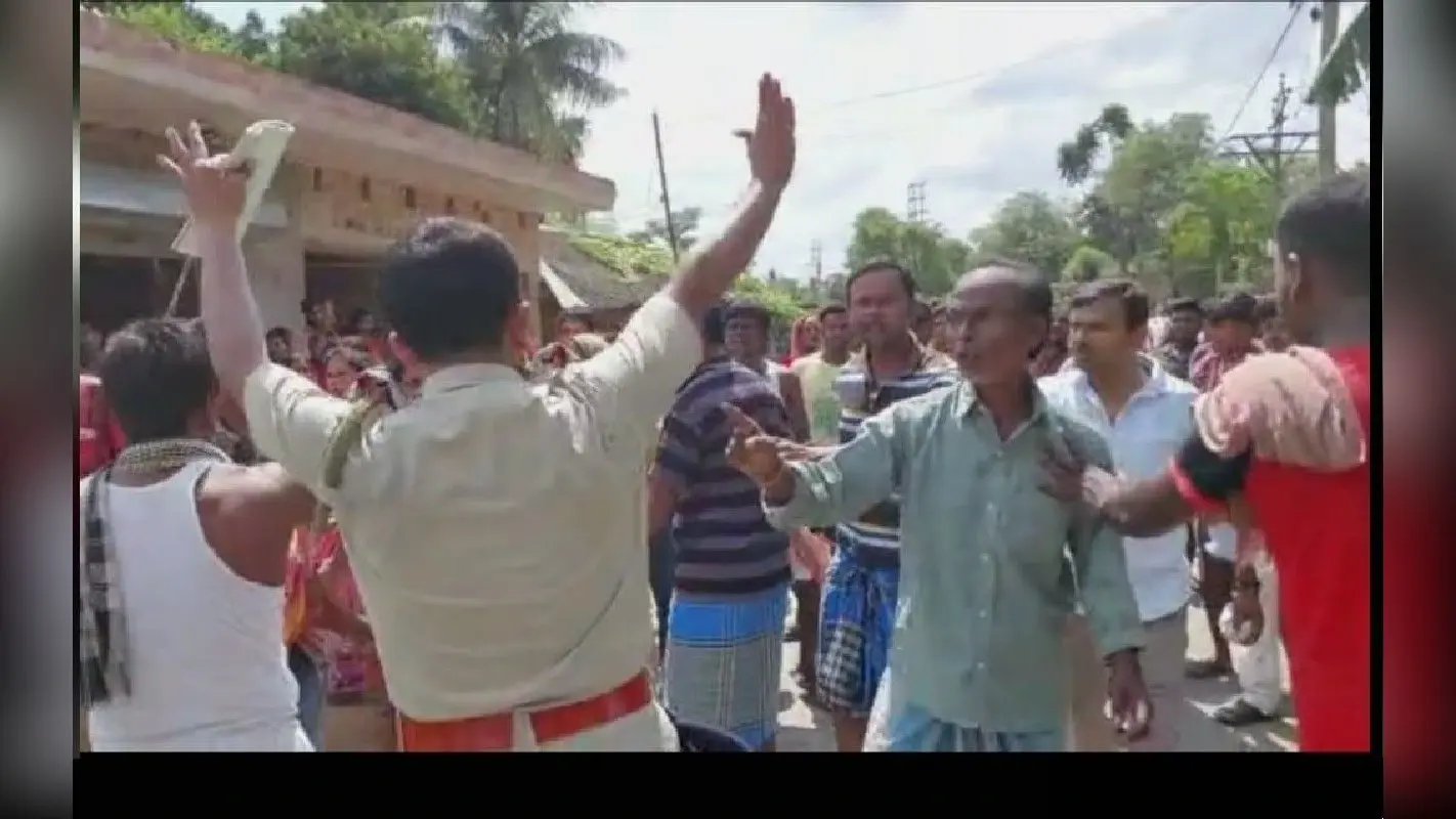 तालाब में मृत मिली बच्ची के परिजनों से मिलने पहुंचे कांग्रेस नेता को गांव के बाहर स्थानीय लोगों ने खदेड़ा