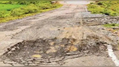 धनबाद : एक माह में टूट गया 1.26 करोड़ का समाहरणालय एप्रोच रोड, सीएम ने किया था उद्घाटन