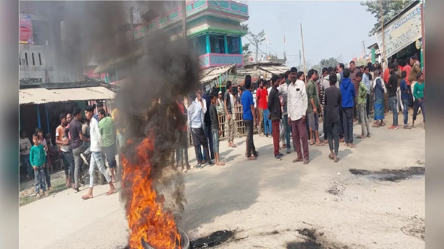 अररिया में बेखौफ अपराधियों ने खाद व्यवसायी को मारी गोली, ग्रामीणों ने टायर जलाकर किया प्रदर्शन