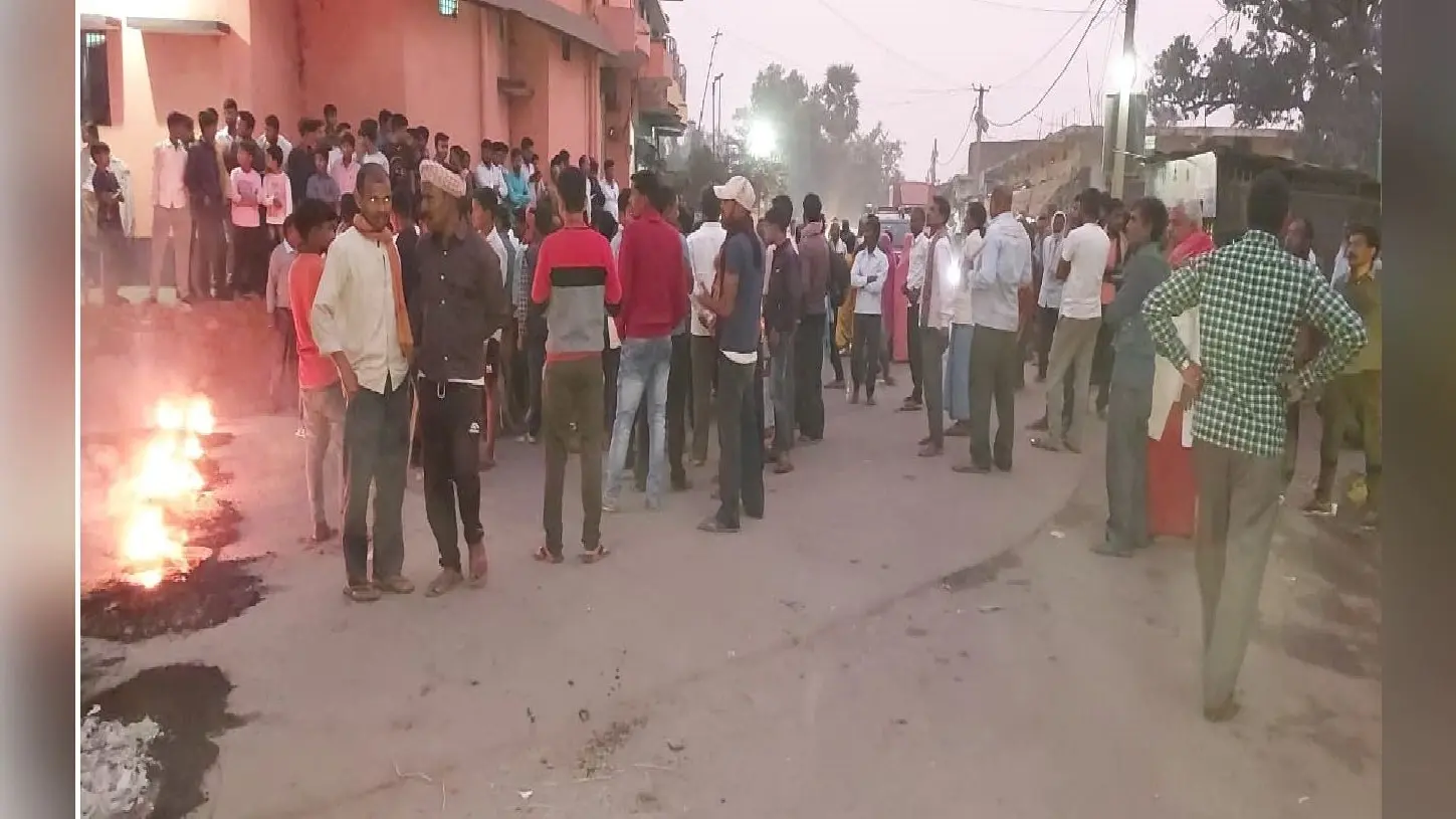 पटना में फूल तोड़कर घर लौट रही महिला को वाहन ने रौंदा, मौत से आक्रोशित लोगों ने बिहटा मुख्य सड़क किया जाम