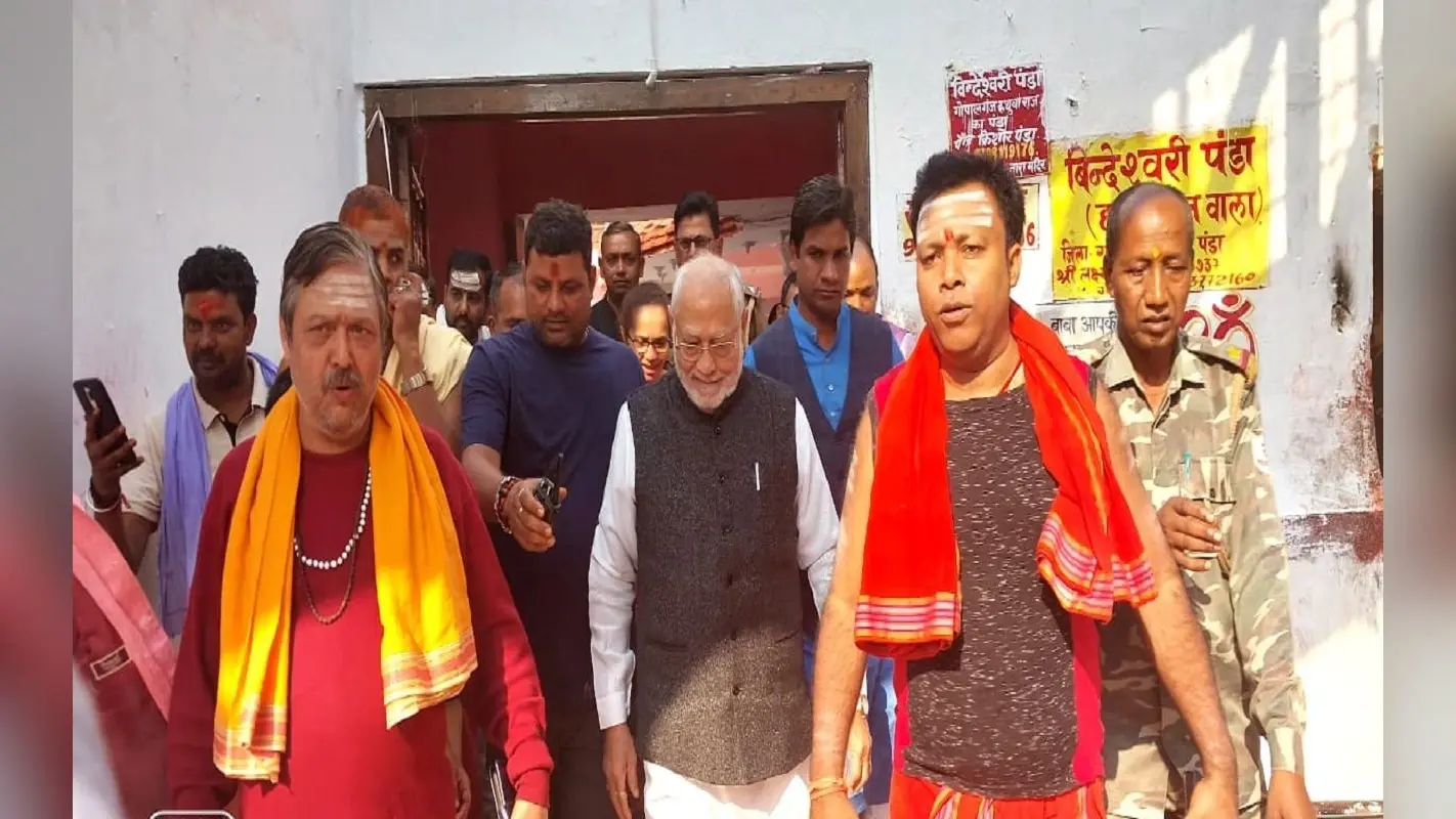 Jharkhand News: PM नरेंद्र मोदी के भाई प्रह्लाद मोदी पहुंचे देवघर बाबा मंदिर, देश की समृद्धि की कामना की