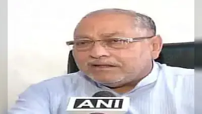 पीएम मोदी के भाई ने लखनऊ एयरपोर्ट पर शुरू किया धरना, बोले – गुंडागर्दी से शासन को नहीं होगा लाभ