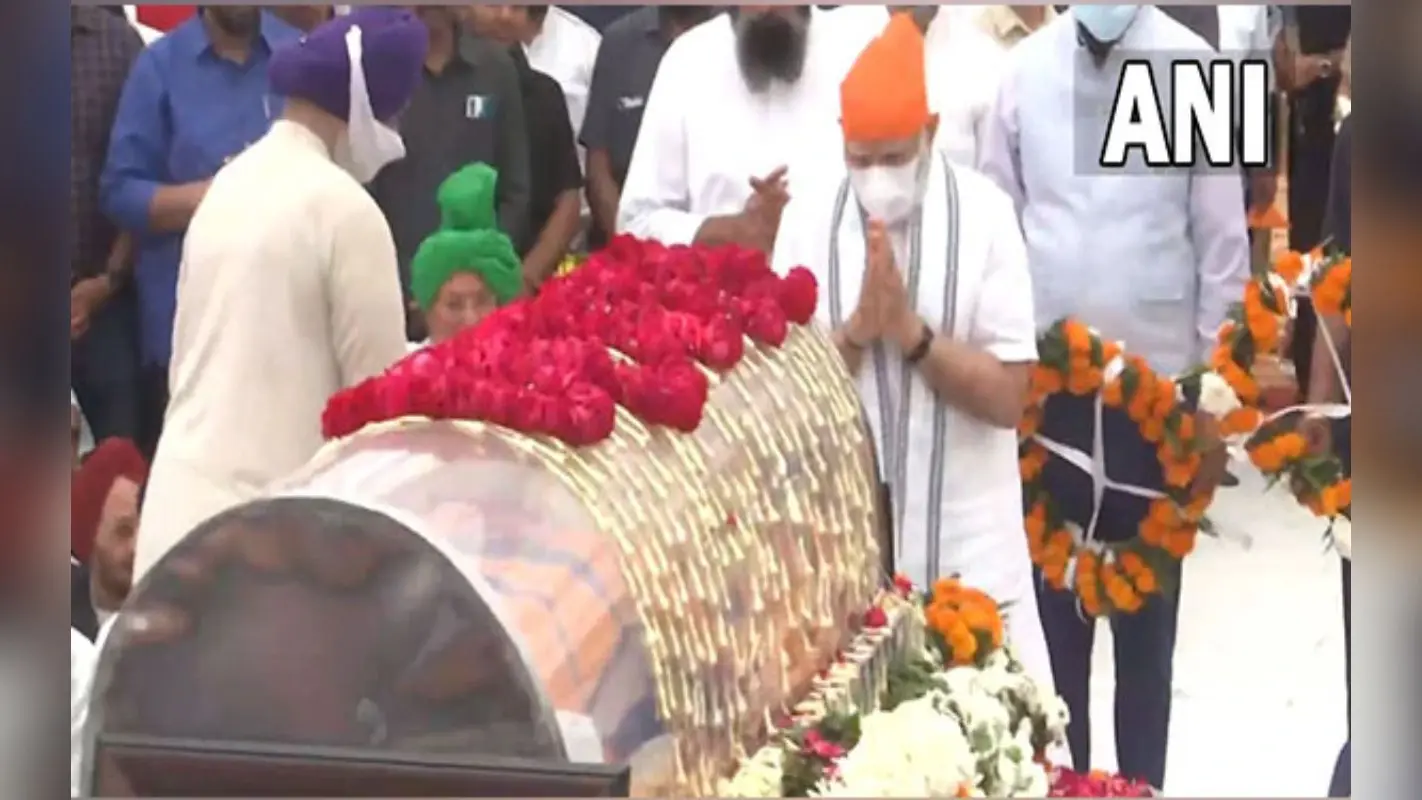 प्रकाश सिंह बादल के अंतिम दर्शन करने चंडीगढ़ पहुंचे पीएम मोदी, दी श्रद्धांजलि