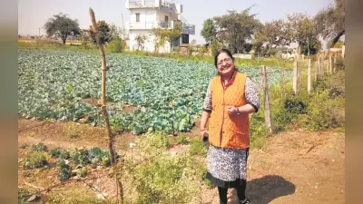 गणित की शिक्षिका दे रही आत्मनिर्भरता की सीख,जैविक खेती से बदली किसानों की तकदीर