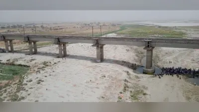 Prayagraj News: NGT की रोक के बाद भी गंगा की रेत में दफनाए जा रहे शव, महंगाई और परंपरा बनी जिम्मेदार