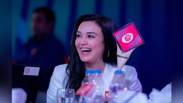 IPL 2021 Auction: शाहरुख खान को टीम में शामिल कर खुशी से झूम उठीं प्रीति जिंटा, फैंस बोले- वीर-जारा मिल गए