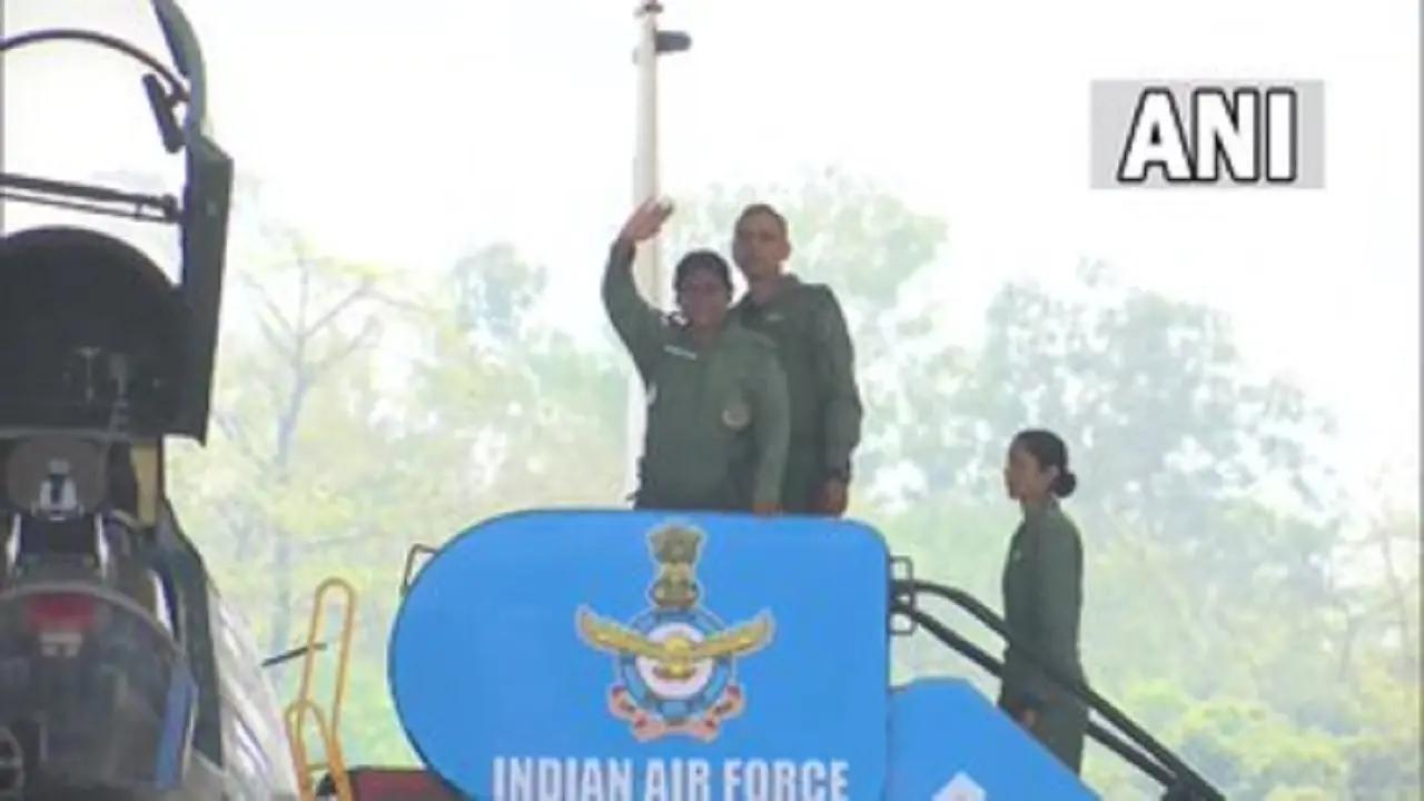 राष्ट्रपति द्रौपदी मुर्मू ने तेजपुर एयरफोर्स स्टेशन से लड़ाकू विमान Sukhoi 30 MKI में उड़ान भरी