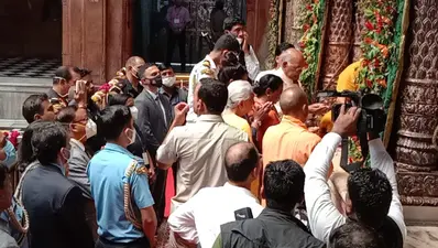 राष्ट्रपति रामनाथ कोविंद ने पत्नी के साथ बांके बिहारी के किए दर्शन, 200 माताओं से आश्रम में की भेंट