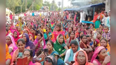 अपनी मांगों को लेकर आदिम जनजाति के लोगों ने गढ़वा समाहरणालय पर किया प्रदर्शन, DC ने दिया आश्वासन
