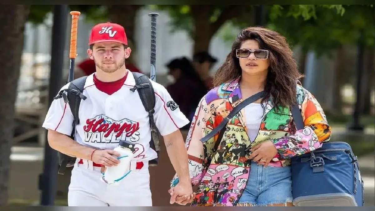 प्रियंका चोपड़ा ने बेसबॉल मैच के पहले Nick Jonas को किया KISS, रोमांटिक तसवीरें इंटरनेट पर हो रही वायरल
