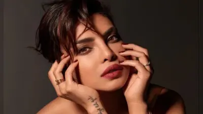 प्रियंका चोपड़ा ने स्लिट स्कर्ट में शेयर की ये ग्लैमरस तसवीर, कीमत जानकर हैरान रह जायेंगे आप