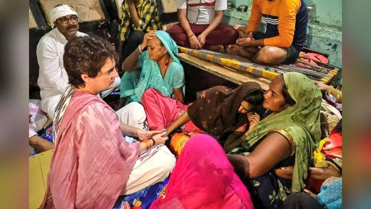 मृतक के अनपढ़ भाई से पुलिस ने करवा ली तहरीर पर सिग्नेचर, परिवार से मुलाकात के बाद प्रियंका गांधी का गंभीर आरोप