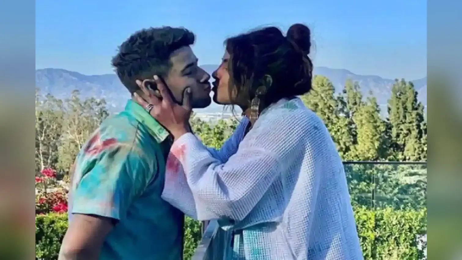 प्रियंका चोपड़ा ने विदेश में Nick Jonas संग जमकर खेली होली, अनोखे अंदाज में पति को लगाया रंग, VIDEO