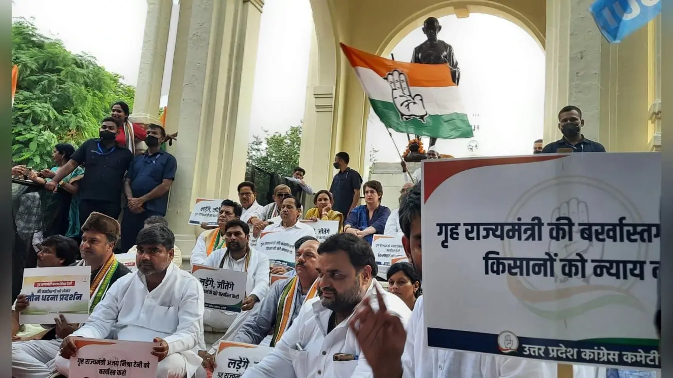 प्रियंका गांधी का मौन प्रदर्शन खत्म, प्रमोद तिवारी बोले- बीजेपी ने कांग्रेस की 70 साल की कमाई को लुटा दिया